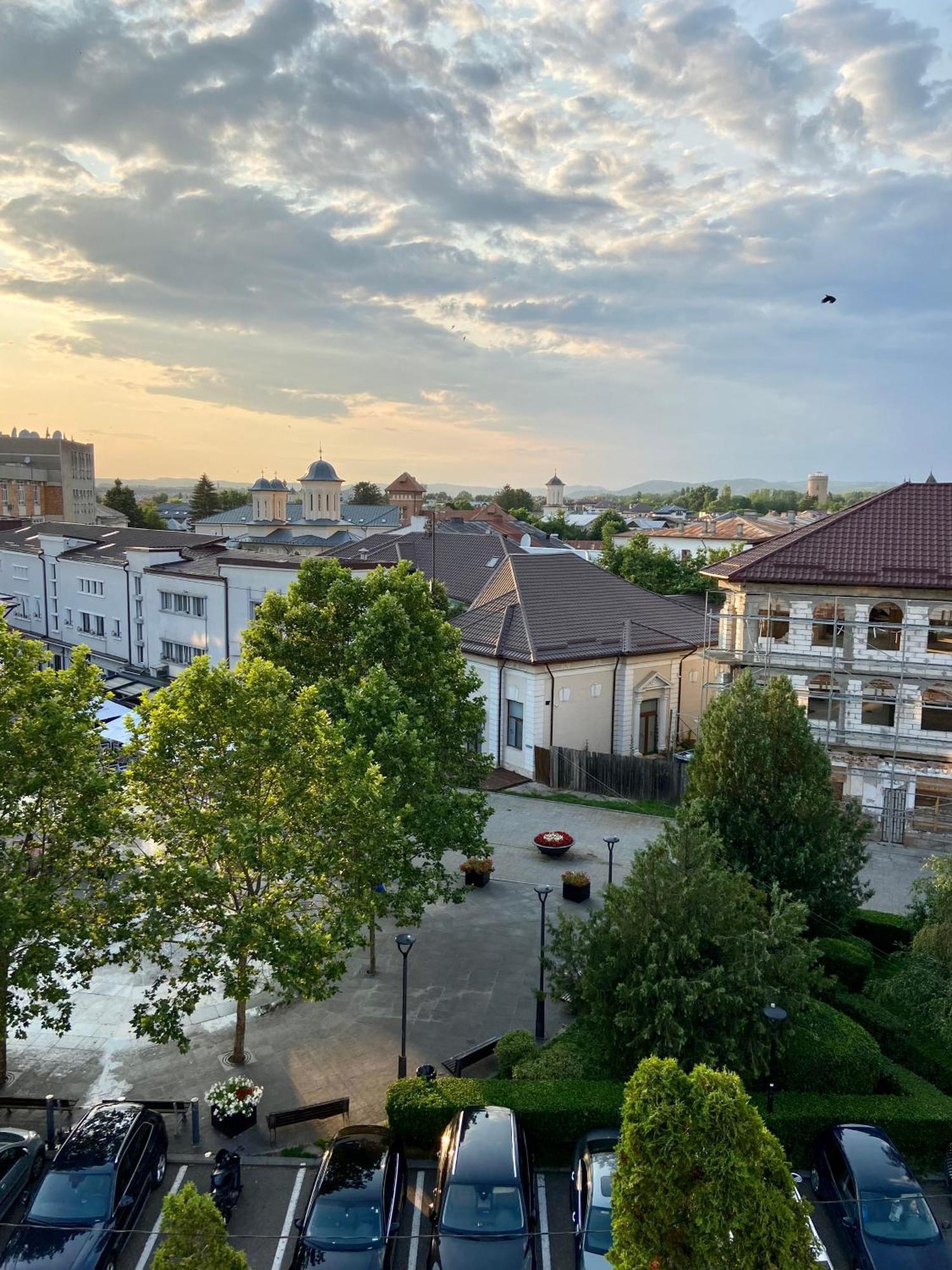 Old Town View- Ultracentral Apartment Targoviste Bagian luar foto