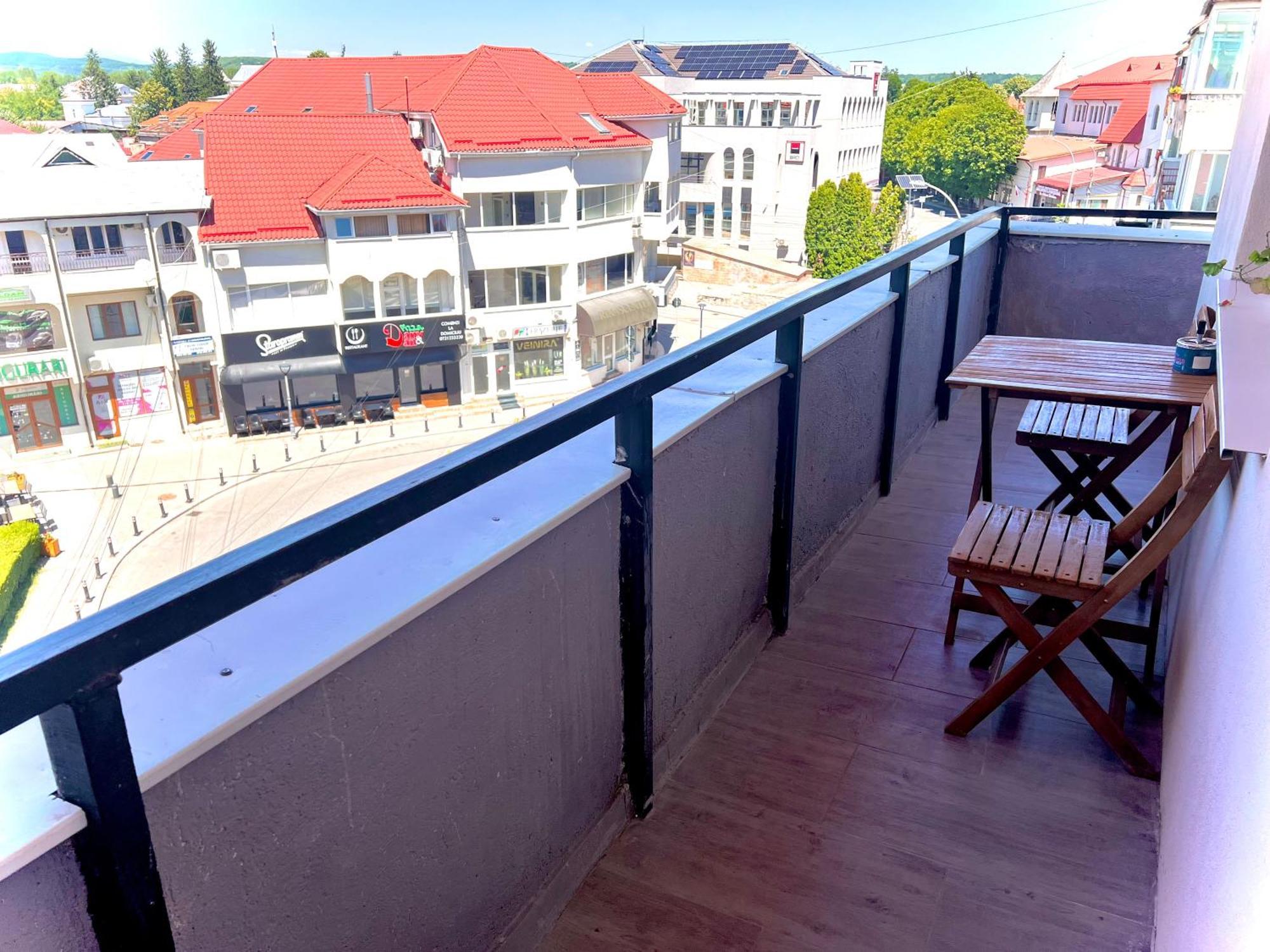 Old Town View- Ultracentral Apartment Targoviste Bagian luar foto