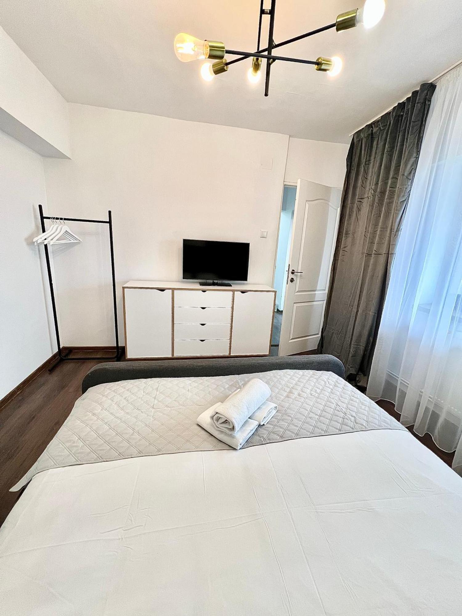 Old Town View- Ultracentral Apartment Targoviste Bagian luar foto